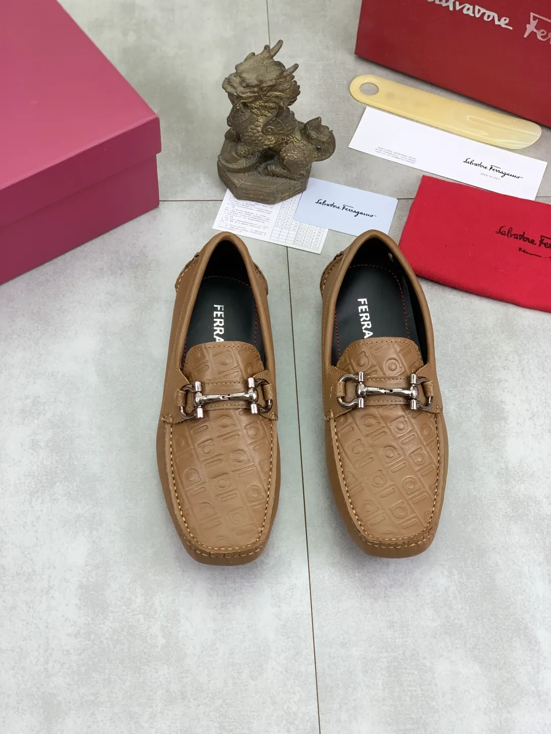 Men's shoes 💰P542 New model, high quality [Ferragamo/Ferragamo] Latest lazy slip-on shoes Original imported calfskin, imported cowhide lining + original luxury metal buckle + original combination outsole Comparison without pressure Code number: 38-45